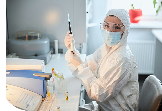 Científico en laboratorio